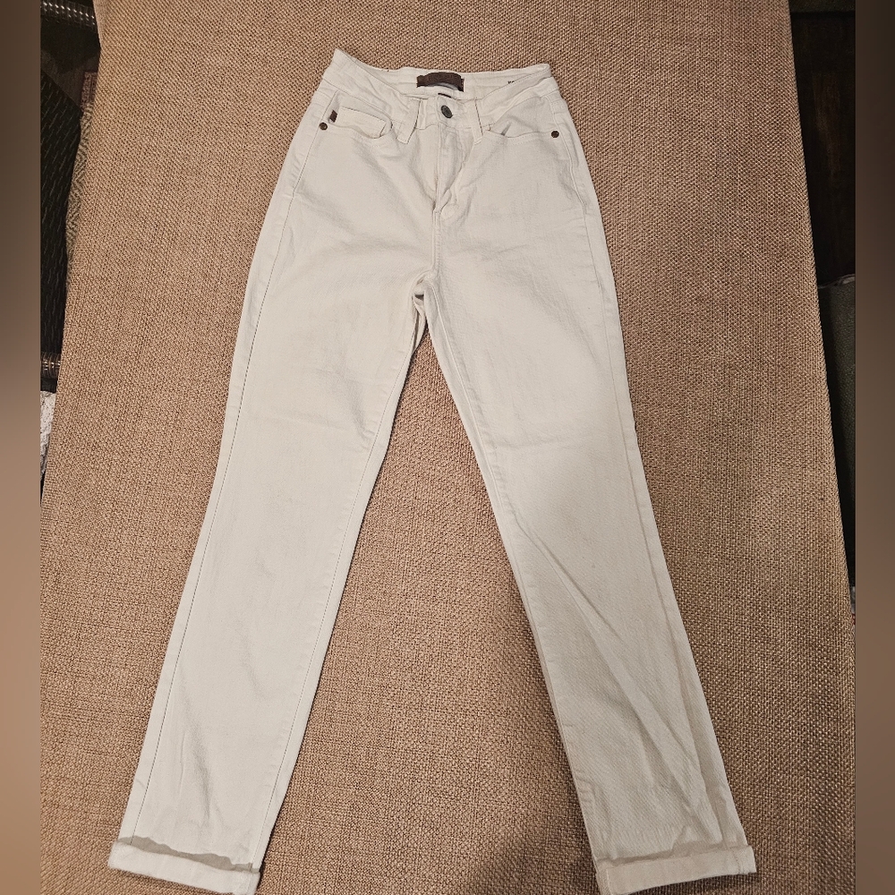 Judy Blue white boyfriend jeans in size 24.Relaxed boyfriend fit with cuffed hem - Picture 2 of 8